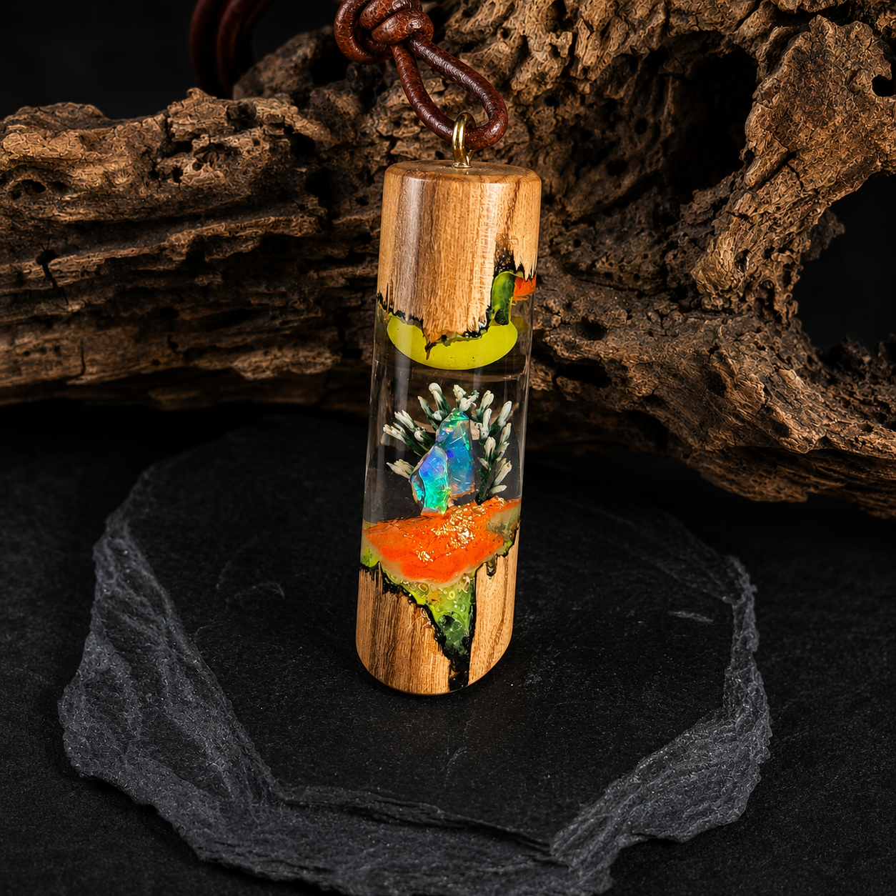 Olivenholz Welo-Opal Blüte – Nachtleuchtender Schmuckanhänger