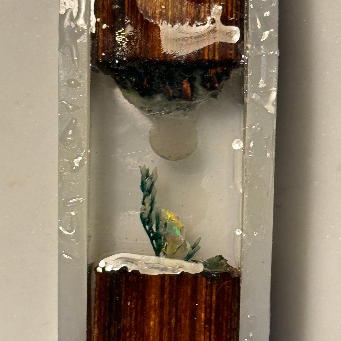 Königin Viola Schmuckanhänger aus Opal